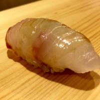 鮨 あらい - ○ヒラメ様：思わず鯛？って思うくらいに綺麗な色合い。