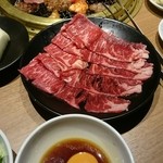 焼肉ぐりぐり家 - 月見ロースはすき焼きみたいで濃いめの味