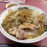 ラーメン荘 おもしろい方へ - 豚ラーメンアブラ増しニンニク少々〜(￣▽.￣)ノ¥900円麺の量(小)