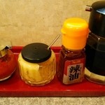 薩摩ラーメン 四天王 - 調味料にんにくと辣油