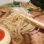 仙臺 自家製麺 こいけ屋 - のどぐろ塩ラーメンの麺アップ