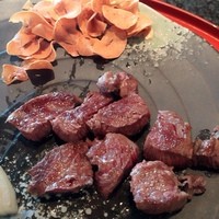 ステーキ円山 - お肉とニンニクチップス