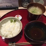 車海老専科 天麩羅 手一束 - 海老の頭の直後にご飯と天つゆが配膳されます。カウンターには抹茶塩が用意されてます。