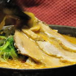 麺屋 蔵人 - 焼き味噌ラーメン(チャーシュー)スープ浸し作業中