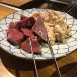 厚切りハツと白モツ各380円