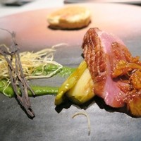 クラフタル - 青森産鴨胸肉ロースト、オレンジ皮ソース、九条ネギソース、山椒、ポロ葱フリット、蕎麦の実のおやき