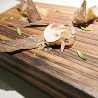 クラフタル - (帆立のお料理)帆立のチップス、胡桃オイル、おが屑を模した胡桃のロースト