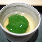 神保町 傳 - 裏ごしした牡蠣の肝とほうれん草ペーストの茶碗蒸し
      