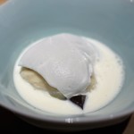 神保町 傳 - ココナッツのムース　根セロリのピュレ　黒蜜の寒天
      