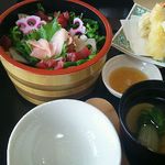 Shokujidokoroshunsaian - 3月の時待ち定食、1080円（税込）　旬の野菜、マグロ、桜海老、釜揚しらすとエビ・蓮根の天ぷら、蛤と白菜の吸い物。
                      