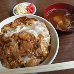 大成軒 - 親子丼 (550円) 味噌汁.漬物付