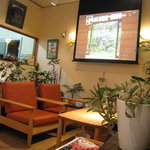 万寿庵 - 大型スクリーンでテレビ鑑賞もできます