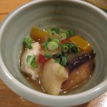 Raku bi - お通し（ブリと野菜の煮物?）（2010年8月）
