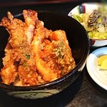 サカエ寿し - 天丼☆
            
            サクサク香ばしい天ぷらがどっさり♫海老3本の内１本だけ紫蘇巻きで美味♡
            大盛りは無料で対応してくれるのが嬉しい♫
            大将も温和そうで、ほっこり出来るお店！٩(๑´ڡ`๑)۶