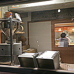 石臼挽き手打 蕎楽亭 - 店頭の蕎麦打ち場