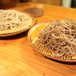 十割蕎麦（手前）ざる蕎麦（奥）
