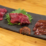 石臼挽き手打 蕎楽亭 - 会津の馬刺し盛合せ