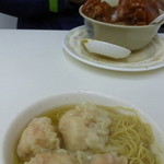 麥文記麵家 - むかいのおじちゃんは、豚足ラーメン。