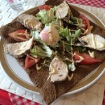 Cafe BIGOUDENE - 週替わりガレット（温泉卵、トマト、蒸し鶏、レタス）