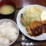 まんがだらけ - とんかつ定食（通常770円→ランパスvol.5提示で500円）
●とんかつ・ご飯・みそ汁