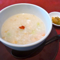 謝朋殿 仙台店 - 海鮮粥（１０００円）海老や帆立（小柱？）等がたっぷりで美味しいです。麦もいいアクセントになってます