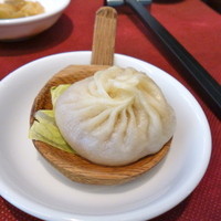 謝朋殿 仙台店 - 小籠包（２個で４８０円）木の匙が可愛いです。汁はタップリで熱々ですよ