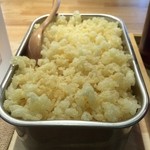 自家製さぬきうどんと肉 甚三 - 卓上の天かす（アップ）