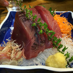 久昇 - 鰹の刺身は、今まさに旬。薬味を添えて…