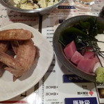 きんしゃち酒場 - 手羽先（450円）＆マグロの山かけ（450円）