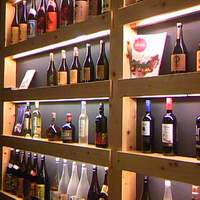 OSAKA きっちん 銀座本店 - ボトルがずらぁ～っと･･･　なかなかキレイでイイ雰囲気です♪