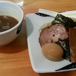 濃厚魚介らぅ麺 純 - 整然と盛り付けられたつけ麺