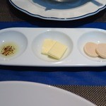 ル・モノポール - 右）自家製燻製バター左）ピーナッツオイル