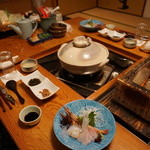 まる屋 - 夕食のお部屋に行くとこのセッティング