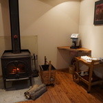 まる屋 - 入り口ロビーには暖炉