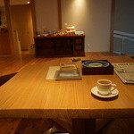 まる屋 - 入り口ロビーでも自由に珈琲がいただけます。