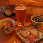 Hashi No Wa Azono Mura - 旬の手づくり料理がいい感じで、普通の居酒屋にはない。冷凍食品やレトルトは使わない手料理にこだわりのよう。旬のお寿司が絶品！小鉢料理が１品サービスで出てきた。