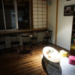 まる屋 - 談話室。小さな子供も遊べますよ