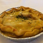 Pie & Tart Specialists - 不完全なパイ、中身はカレー風味の豚挽肉