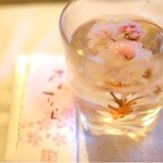 明石屋 - 桜茶ならぬ、塩漬け桜を浮かべた焼酎のお湯割りで♡