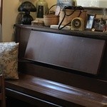 Mori no Naka no Choushoku to Cafe no Mise Cabot Cove - 室内ピアノ