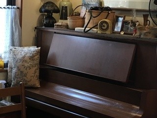 Mori no Naka no Choushoku to Cafe no Mise Cabot Cove - 室内ピアノ