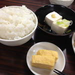よしみ食堂 - 小鉢が2品つきます