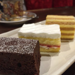 珈琲茶館 麦藁帽子 - ケーキセット
            (左からガトーショコラ・ショートケーキ・レモンケーキ)