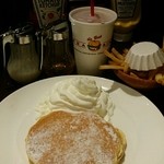 48304104 - メープルホイップのパンケーキ、フライ・ドリンクセット