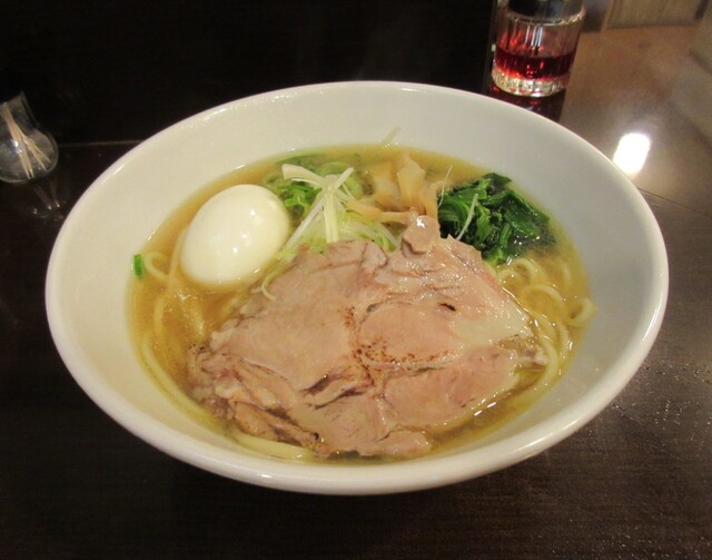 Mì ramen và trứng ngâm nước dùng dashi