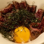 オーマイビーフ - 熟成牛のたたき丼　980円（タレ別、ご飯小盛り）