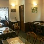 フレンチ洋食ささぶね - 店内（奥には、マスターが弾かれるクラシックギターが置いてあります。）