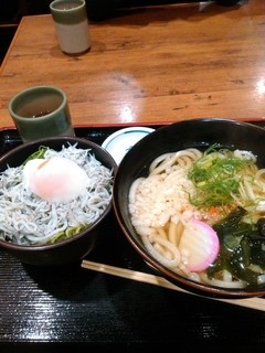 Machikadoya - ミニシラス丼とうどん