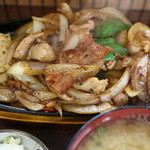 千石 - 若鶏もも肉と玉ねぎベーコンの炒め物　なぜかガーリックライスがついてる?