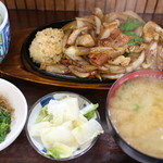 千石 - 若鶏もも肉と玉ねぎベーコンの炒め物　ボリュームたっぷり